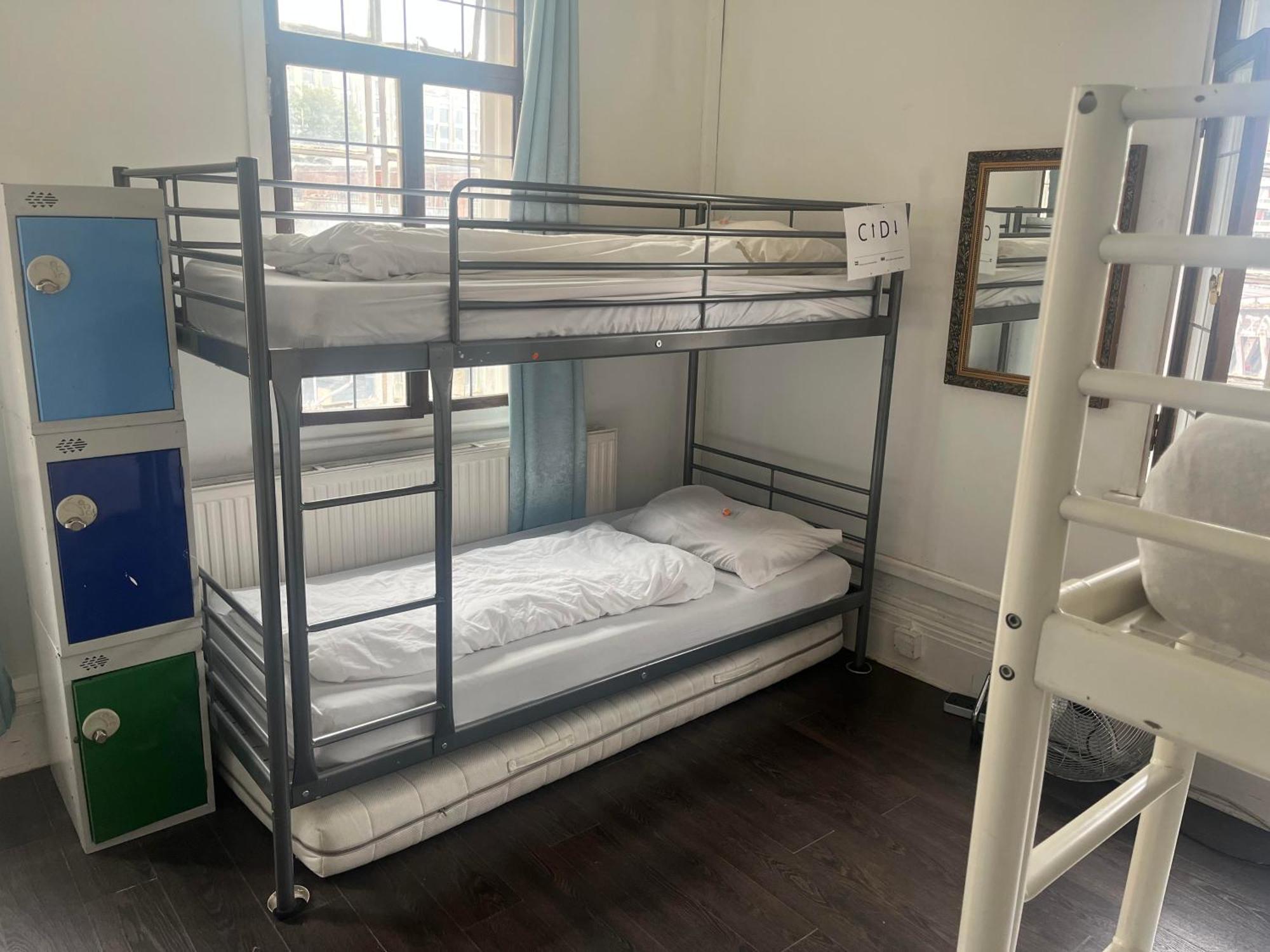 The Walrus Bar And Hostel Londres Extérieur photo